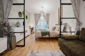 One-bedroom Apartment with Work Space and Easy City Access